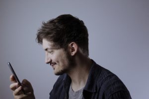 元彼から電話したいと言われた…なぜ?元カノの声が恋しくなる男性心理&復縁サインの見極め方!
