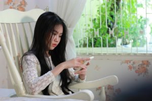 自分からはもう連絡しない方がいい?LINEを送ったら彼は正直どう思う?【迷った時の恋愛タロット占い】