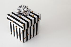 【無料タロット占い】付き合ってない好きな男性にどんなプレゼントをあげると喜ばれるか占います!重いと思われない渡し方のコツもご紹介